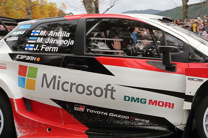 コ・ドライバーの着座位置は低く、長沼さんの姿もご覧のとおり