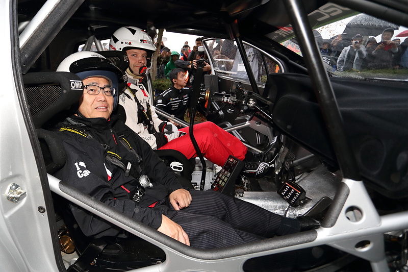 新城ラリーで毎年同乗走行を行なう大村知事だが、走行前の不安そうな表情も毎年恒例