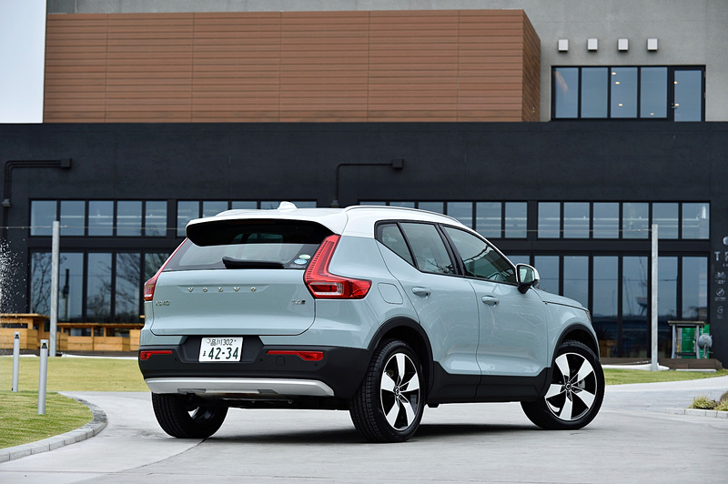 撮影車はアマゾンブルーカラー（Momentum専用色）の「T4 AWD Momentum」。ボディサイズは4425×1875×1660mm（全長×全幅×全高）、ホイールベースは2700mm