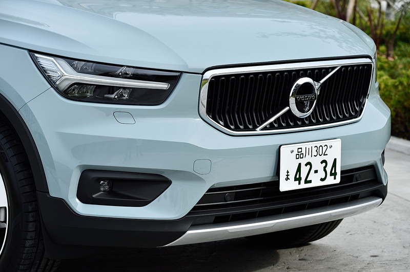 エクステリアでは北欧神話の「トール・ハンマー」をモチーフにしたT字形LEDヘッドライトを採用するとともに、強く張り出したフロントグリルや立体的な造形のフロントバンパーを採用してタフなイメージを演出。撮影車は19インチアルミホイールにピレリ「P ZERO」（235/50 R19）を装着