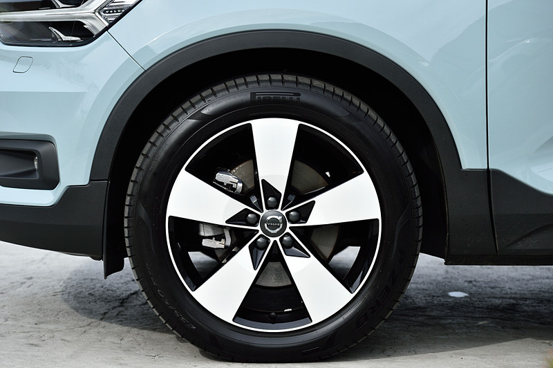 エクステリアでは北欧神話の「トール・ハンマー」をモチーフにしたT字形LEDヘッドライトを採用するとともに、強く張り出したフロントグリルや立体的な造形のフロントバンパーを採用してタフなイメージを演出。撮影車は19インチアルミホイールにピレリ「P ZERO」（235/50 R19）を装着