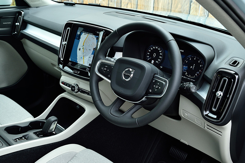 チャコール/ブロンドカラーのインテリア。XC40ではセンターアームレスト下にボックスティッシュが入る収納スペースが用意されるほか、大きく取られたドアポケット、ダストボックスなど、多彩な収納を設定して利便性を高めているのもポイントの1つ