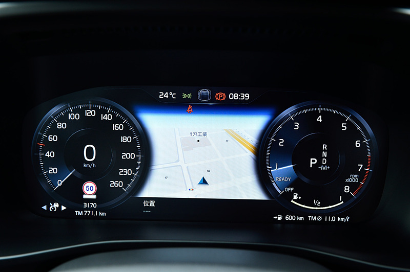 チャコール/ブロンドカラーのインテリア。XC40ではセンターアームレスト下にボックスティッシュが入る収納スペースが用意されるほか、大きく取られたドアポケット、ダストボックスなど、多彩な収納を設定して利便性を高めているのもポイントの1つ