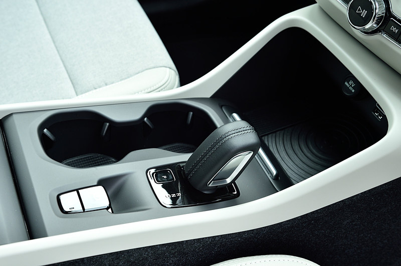 チャコール/ブロンドカラーのインテリア。XC40ではセンターアームレスト下にボックスティッシュが入る収納スペースが用意されるほか、大きく取られたドアポケット、ダストボックスなど、多彩な収納を設定して利便性を高めているのもポイントの1つ