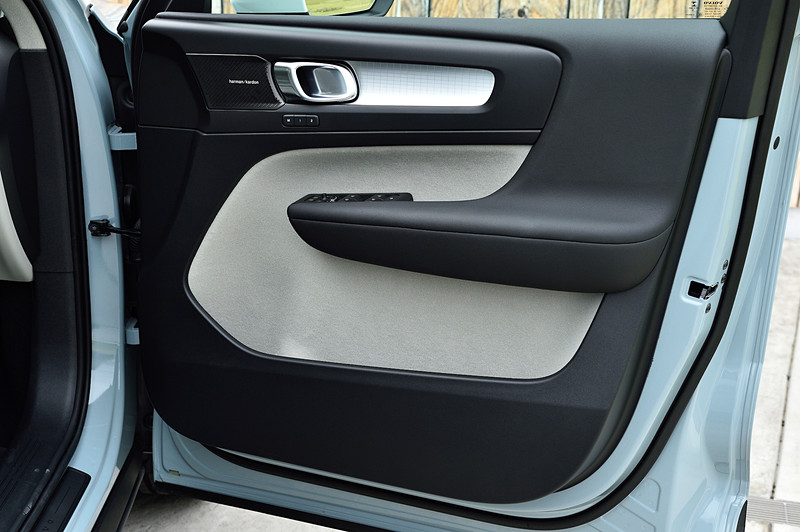 チャコール/ブロンドカラーのインテリア。XC40ではセンターアームレスト下にボックスティッシュが入る収納スペースが用意されるほか、大きく取られたドアポケット、ダストボックスなど、多彩な収納を設定して利便性を高めているのもポイントの1つ