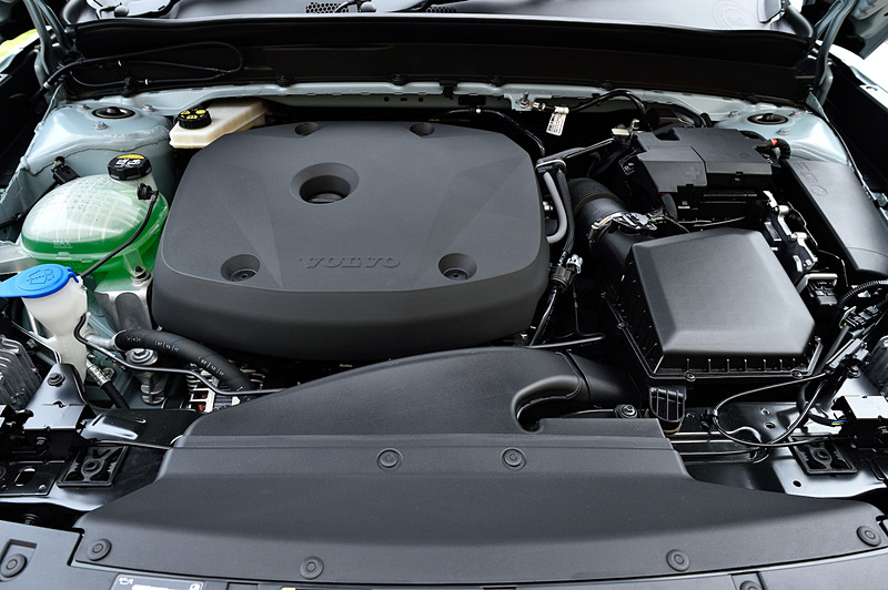 T4 Momentumが搭載する直列4気筒DOHC 2.0リッター直噴ターボ「B420」型エンジンは、最高出力140kW（190PS）/4700rpm、最大トルク300Nm（30.6kgfm）/1400-4000rpmを発生。JC08モード燃費は13.2km/L