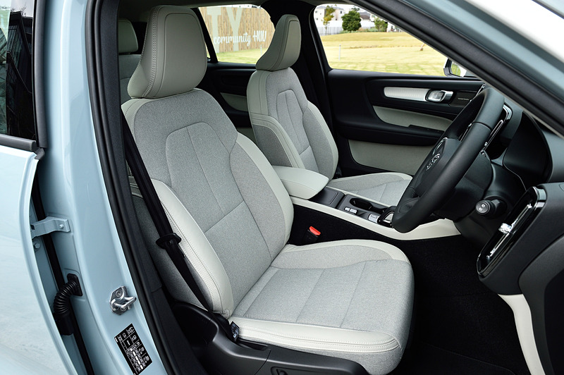 チャコール/ブロンドカラーのインテリア。XC40ではセンターアームレスト下にボックスティッシュが入る収納スペースが用意されるほか、大きく取られたドアポケット、ダストボックスなど、多彩な収納を設定して利便性を高めているのもポイントの1つ