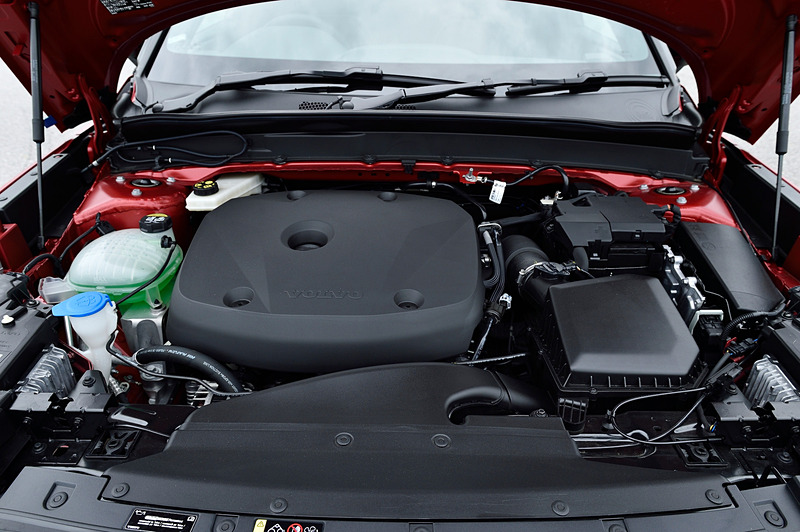 T5 R-Designが搭載する直列4気筒DOHC 2.0リッター直噴ターボ「B420」型エンジンは、最高出力185kW（252PS）/5500rpm、最大トルク350Nm（35.7kgfm）/1800-4800rpmを発生。JC08モード燃費は12.4km/L