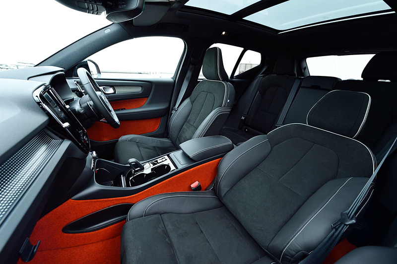 R-Designにオプション設定される「Lava」（オレンジ）のフロアカーペット＆ドアトリムを採用