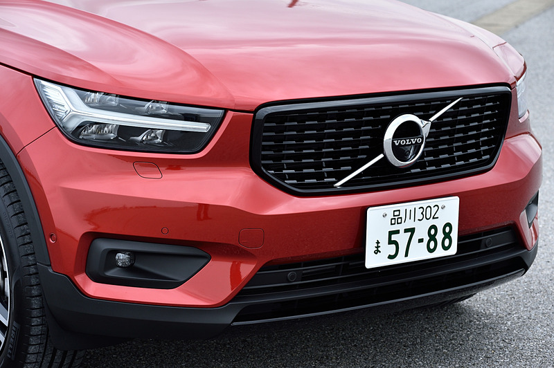 こちらはフュージョンレッドメタリックカラーの「T5 AWD R-Design」。「T4 AWD Momentum」が装着していたアルミホイールとはデザインが異なるものの、同じ19インチアルミホイールにピレリ「P ZERO」（235/50 R19）を組み合わせる