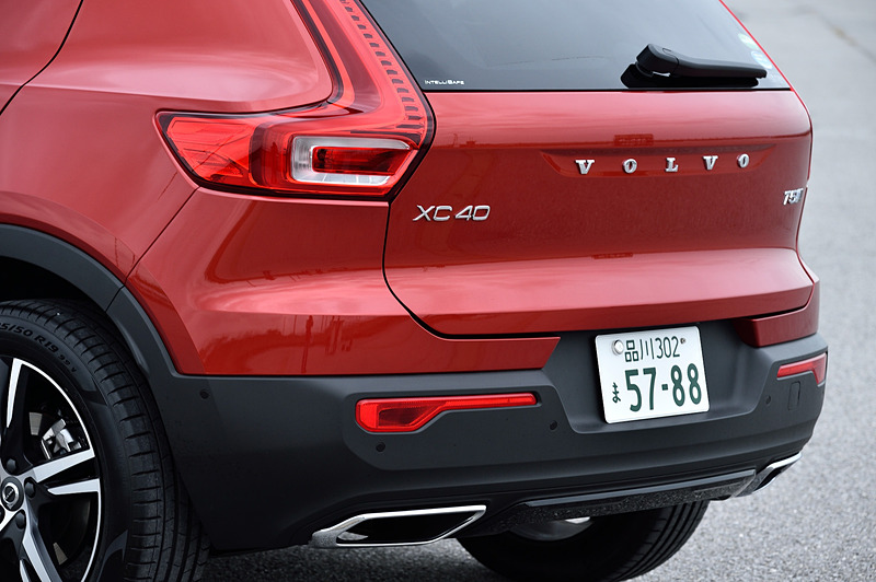 こちらはフュージョンレッドメタリックカラーの「T5 AWD R-Design」。「T4 AWD Momentum」が装着していたアルミホイールとはデザインが異なるものの、同じ19インチアルミホイールにピレリ「P ZERO」（235/50 R19）を組み合わせる