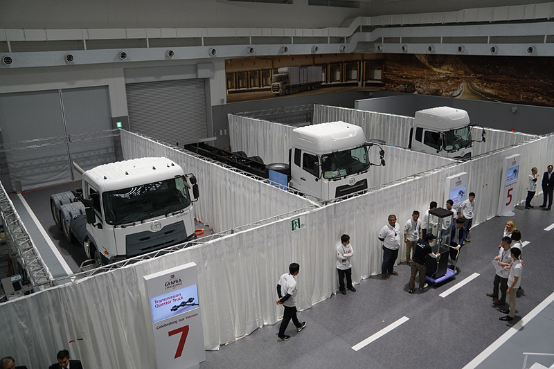 エンジンや実車が並ぶ競技会場の様子
