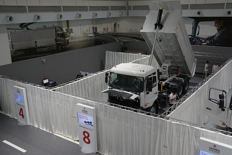 エンジンや実車が並ぶ競技会場の様子