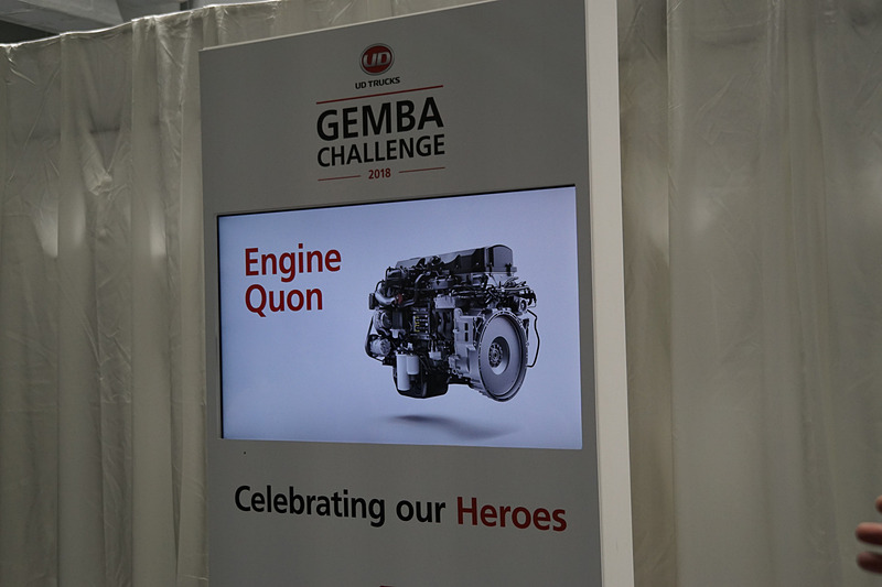 エンジン部品の組み付けに取り組むチーム