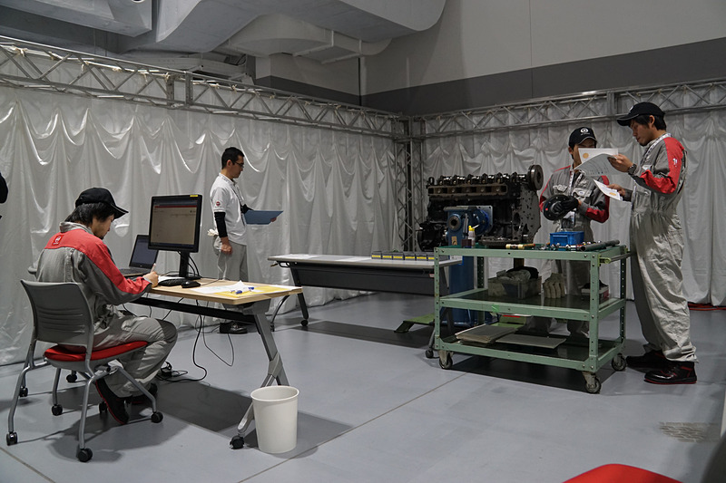 エンジン部品の組み付けに取り組むチーム