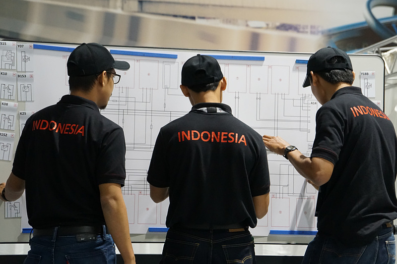 電装として配線図を見て適切な部品を配置する課題に挑戦するチーム