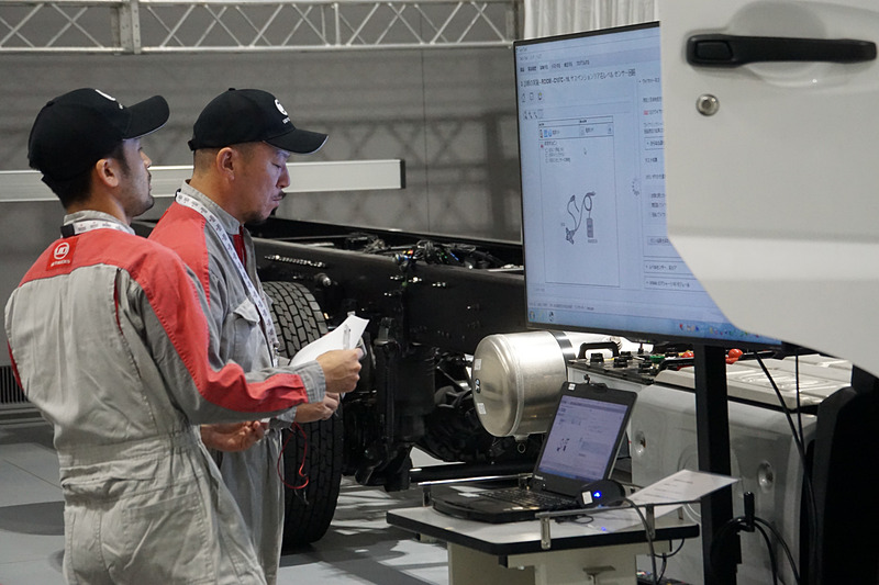 サスペンションの不具合を解消する課題に取り組むチーム。診断機を使いながら実際に部品をチェックして、不具合を特定していく