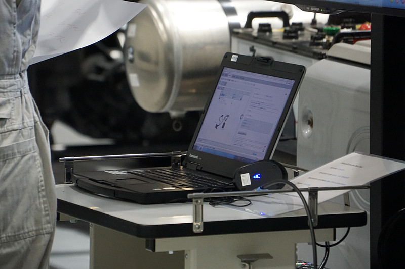 サスペンションの不具合を解消する課題に取り組むチーム。診断機を使いながら実際に部品をチェックして、不具合を特定していく