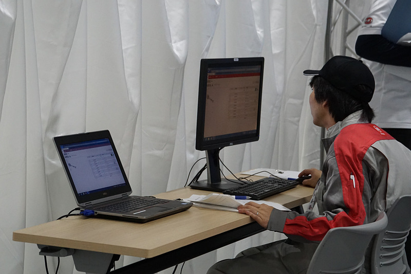 サスペンションの不具合を解消する課題に取り組むチーム。診断機を使いながら実際に部品をチェックして、不具合を特定していく