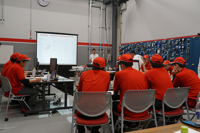 UDトラックスのメカニックとして入社予定の内定者が参加。サービスの現場を体験した