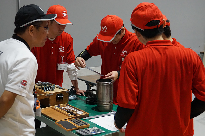 UDトラックスのメカニックとして入社予定の内定者が参加。サービスの現場を体験した