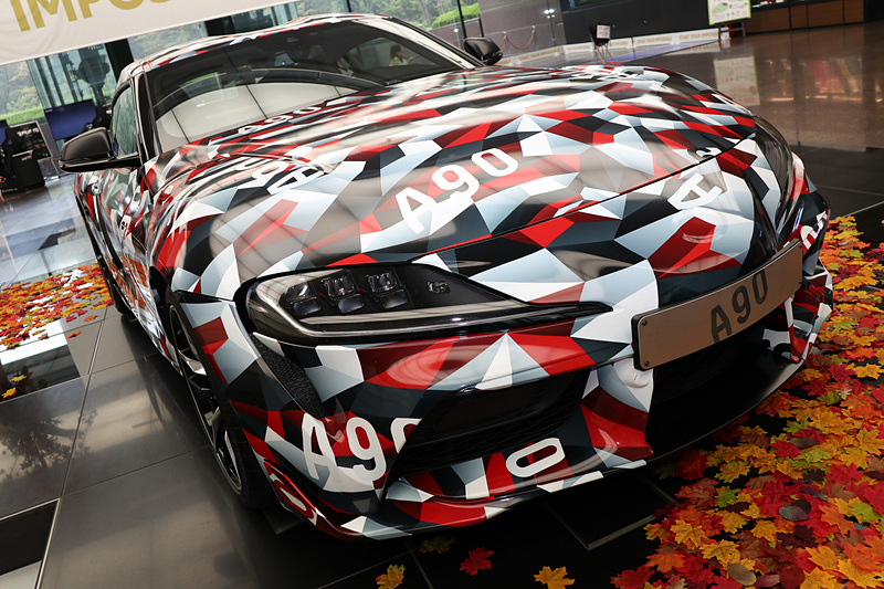 ヘッドライトは3眼タイプ