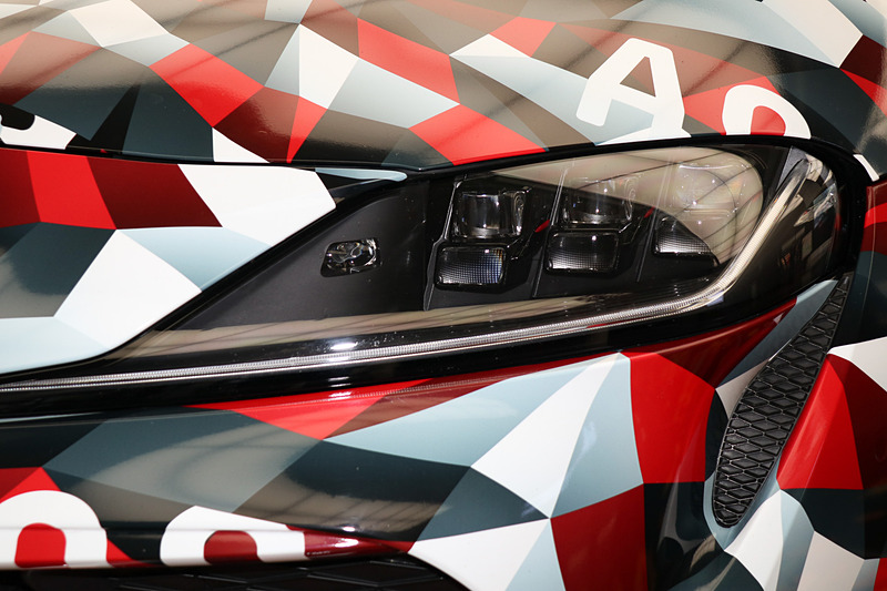 ヘッドライトは3眼タイプ