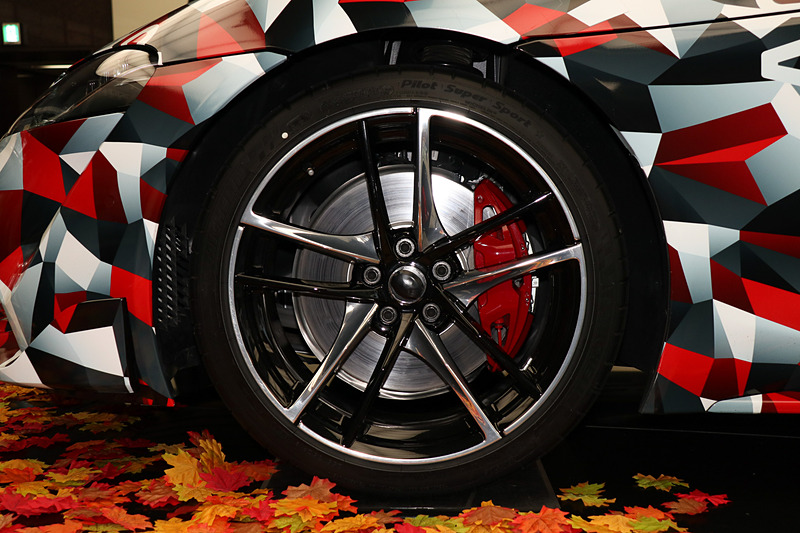 ブレーキキャリパーは赤く塗装されている