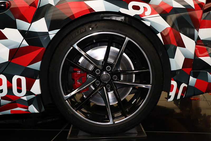 ブレーキキャリパーは赤く塗装されている