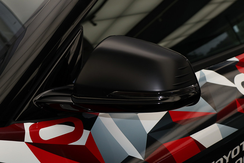 ツヤ消しブラック塗装のドアミラー。ウインカーを内蔵している