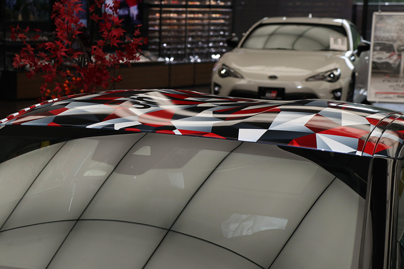 中央部分を窪ませたダブルバブル形状のルーフとなっている