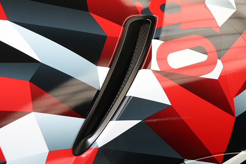 車体のフロントフェンダー後方やドアパネルには、樹脂カバーを装着したスリットを設定。これは市販後にスープラでモータースポーツに参戦したときに、ボディを後から加工してスリットを増設することは禁止されていても、市販状態から装備されているカバーを外すことはレギュレーションで認められるケースが多いためとのこと