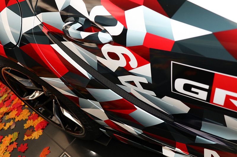 車体のフロントフェンダー後方やドアパネルには、樹脂カバーを装着したスリットを設定。これは市販後にスープラでモータースポーツに参戦したときに、ボディを後から加工してスリットを増設することは禁止されていても、市販状態から装備されているカバーを外すことはレギュレーションで認められるケースが多いためとのこと