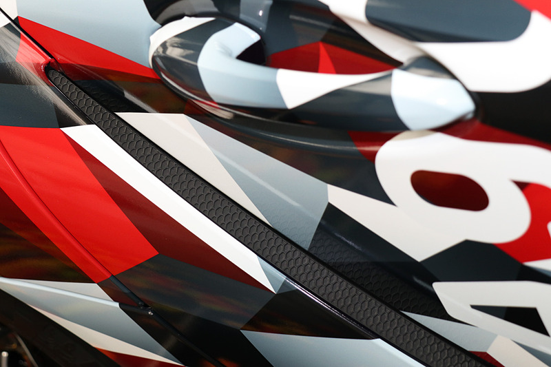 車体のフロントフェンダー後方やドアパネルには、樹脂カバーを装着したスリットを設定。これは市販後にスープラでモータースポーツに参戦したときに、ボディを後から加工してスリットを増設することは禁止されていても、市販状態から装備されているカバーを外すことはレギュレーションで認められるケースが多いためとのこと