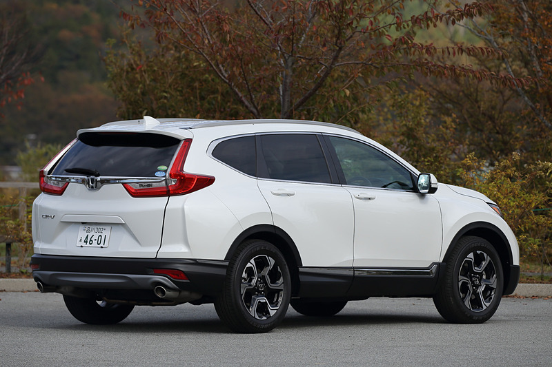 はじめに試乗したのは直列4気筒DOHC 1.5リッター直噴ターボエンジンにCVT（7速モード付）を組み合わせる2WD（FF）/7人乗りの「EX・Masterpiece」（381万4560円）。ボディサイズは4605×1855×1680mm（全長×全幅×全高）、ホイールベースは2660mm。先代モデル比で70mm長く、35mm広く、5mm低い（全高比較は2WDモデル同士）スリーサイズとなる。ボディカラーは「プラチナホワイト・パール」