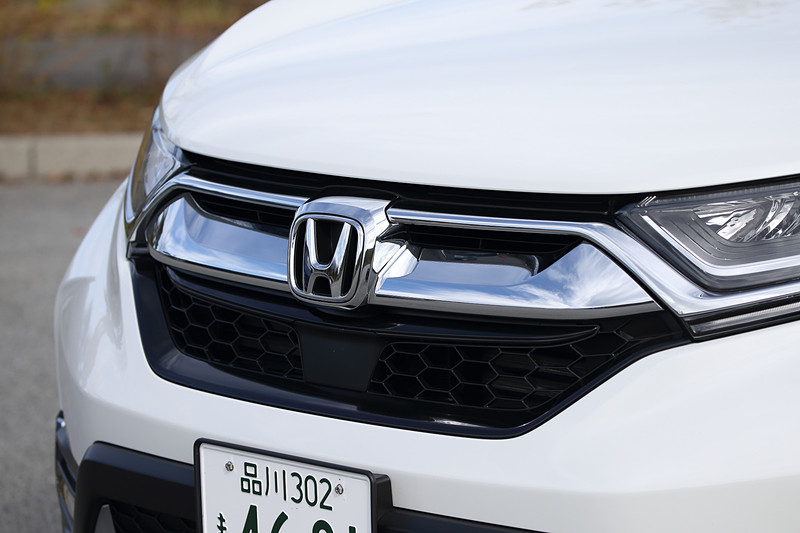エクステリアではヘッドライトやフォグランプ、リアコンビネーションランプなどにLEDを採用するとともに、シャークフィンアンテナとテールゲートスポイラーを全車に標準装備。フロントアッパーグリルの内側に、国内販売するホンダ車として初めてシャッターグリルを採用したのもトピックの1つ。足下はブラック塗装と切削デザインのコンビネーションタイプとなる18インチアルミホイールにブリヂストン「DUELER H/L 33」（235/60 R18）の組み合わせ。直列4気筒DOHC 1.5リッター「L15B」型ターボエンジンの最高出力は140kW（190PS）/5600rpm、最大トルクは240Nm（24.5kgfm）/2000-5000rpm