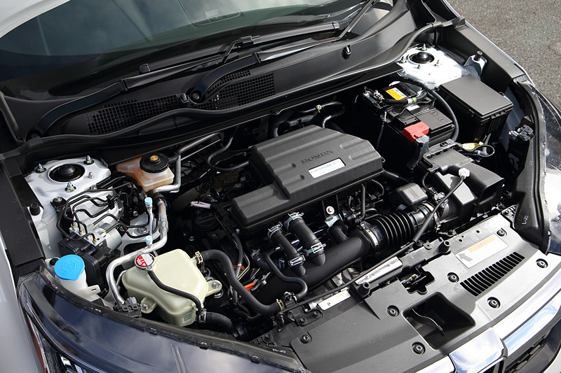 エクステリアではヘッドライトやフォグランプ、リアコンビネーションランプなどにLEDを採用するとともに、シャークフィンアンテナとテールゲートスポイラーを全車に標準装備。フロントアッパーグリルの内側に、国内販売するホンダ車として初めてシャッターグリルを採用したのもトピックの1つ。足下はブラック塗装と切削デザインのコンビネーションタイプとなる18インチアルミホイールにブリヂストン「DUELER H/L 33」(235/60 R18)の組み合わせ。直列4気筒DOHC 1.5リッター「L15B」型ターボエンジンの最高出力は140kW(190PS)/5600rpm、最大トルクは240Nm(24.5kgfm)/2000-5000rpm