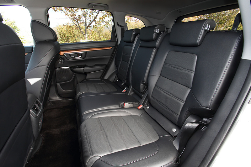 2列目シートは6：4分割可倒式で前後に150mmスライドでき、リクライニング機能も備わる