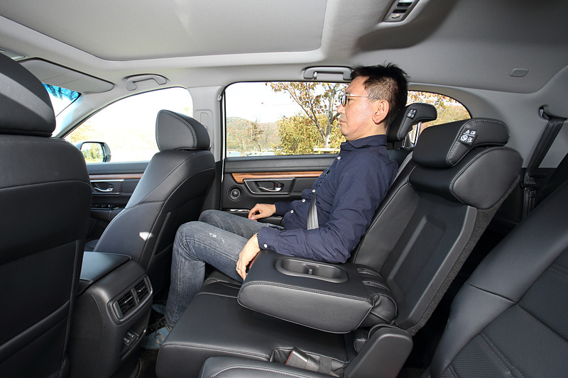 著者が座った状態で前後にスライドさせてみたところ（左/中央）。3列目シートの居住性は大人にはちょっと厳しいところだが、子供は十分座れるし、エマージェンシー用としても活用できる（右）