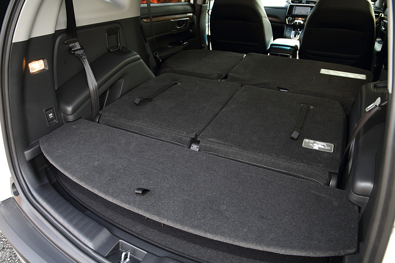 2列目、3列目シートを倒してフルフラットにしたところ