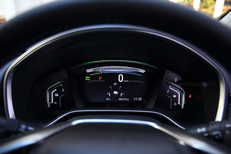 ブラウンレザーを用いた「HYBRID EX・Masterpiece」のインテリア。ハイブリッド車はスイッチ操作でレンジを変更する「エレクトリックギヤセレクター」を採用。助手席側には「SPORTモードスイッチ」も用意