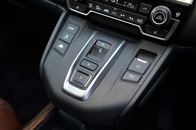 ブラウンレザーを用いた「HYBRID EX・Masterpiece」のインテリア。ハイブリッド車はスイッチ操作でレンジを変更する「エレクトリックギヤセレクター」を採用。助手席側には「SPORTモードスイッチ」も用意