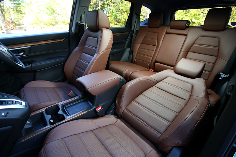 ブラウンレザーを用いた「HYBRID EX・Masterpiece」のインテリア。ハイブリッド車はスイッチ操作でレンジを変更する「エレクトリックギヤセレクター」を採用。助手席側には「SPORTモードスイッチ」も用意