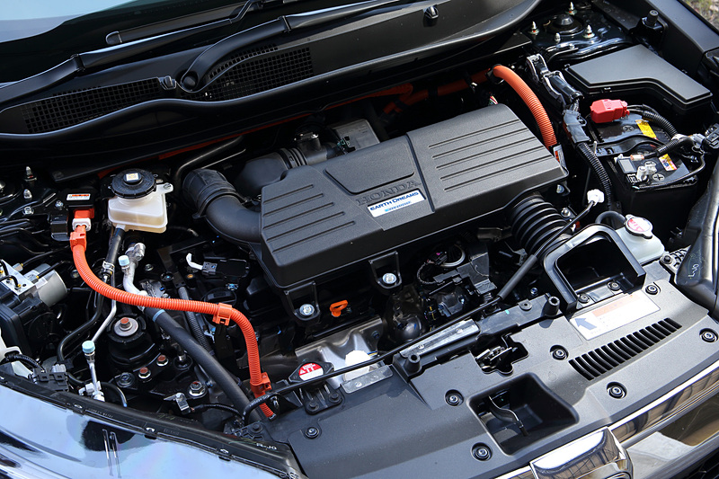 ハイブリッド車のマフラーエンドはガソリン車と異なり控えめなデザインを採用。搭載する直列4気筒DOHC 2.0リッター「LFB」型エンジンは最高出力107kW（145PS）/6200rpm、最大トルク175Nm（17.8kgfm）/4000rpmを、組み合わせる「H4」型モーターは最高出力135kW（184PS）/5000-6000rpm、最大トルク315Nm（32.1kgfm）/0-2000rpmをそれぞれ発生