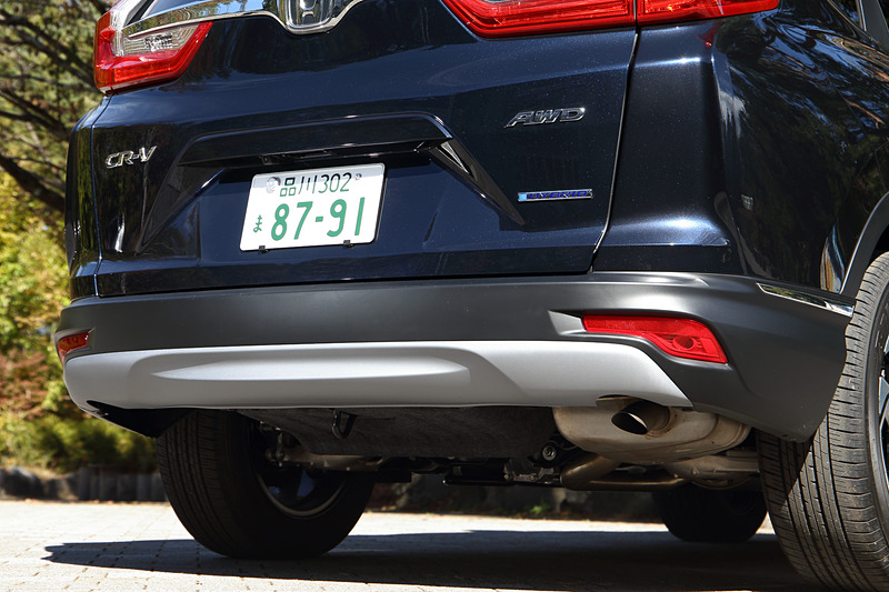 ハイブリッド車のマフラーエンドはガソリン車と異なり控えめなデザインを採用。搭載する直列4気筒DOHC 2.0リッター「LFB」型エンジンは最高出力107kW（145PS）/6200rpm、最大トルク175Nm（17.8kgfm）/4000rpmを、組み合わせる「H4」型モーターは最高出力135kW（184PS）/5000-6000rpm、最大トルク315Nm（32.1kgfm）/0-2000rpmをそれぞれ発生