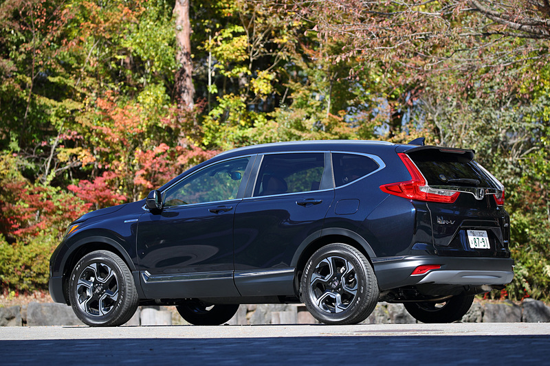 こちらは直列4気筒DOHC 2.0リッターエンジン＋i-MMDにCVT（減速セレクター付）を組み合わせる4WD/5人乗りの「HYBRID EX・Masterpiece」（436万1040円）。全高は2WD車から10mm高くなる1690mm。ボディカラーは「ミッドナイトブルービーム・メタリック」