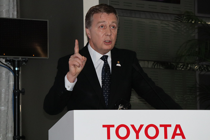 トヨタが進めている販売戦略などについて解説するルロワ氏