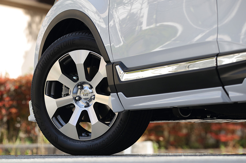 7本スポークを基調に幅広いディスク面のデザインを採用した、CR-V専用デザインの19インチアルミホイール「MDR」（4万8600円/本）。サイズは19×7 1/2Jで、インセットは43mm