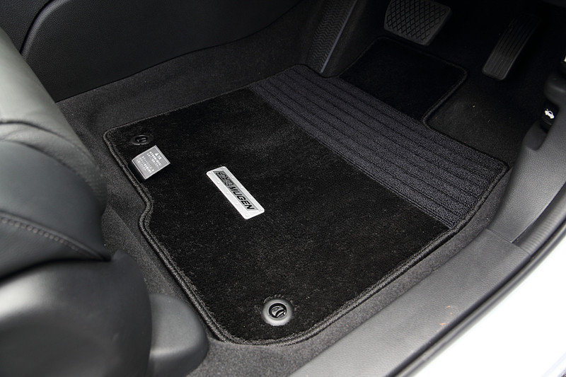 目付け量の多い生地を採用するとともに、メタルプレートの無限エンブレムをフロント左右とリアの2列目マットの3か所にレイアウトした「スポーツマット」。5人乗り（2列仕様車）用で4万3200円、7人乗り（3列仕様車）用で5万1840円