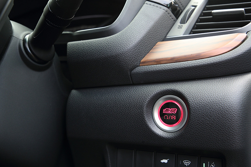 ユニット交換タイプの無限ロゴをあしらった「エンジンスタート/ストップスイッチ・パワースイッチ」。ガソリン車用、ハイブリッド車用ともに1万9440円